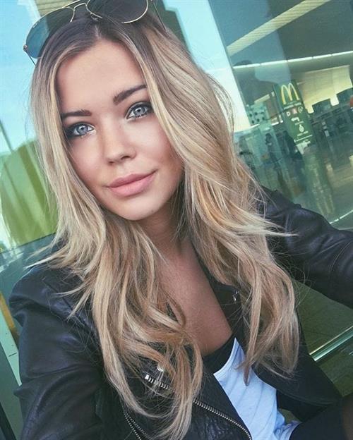Sandra Kubicka taking a selfie
