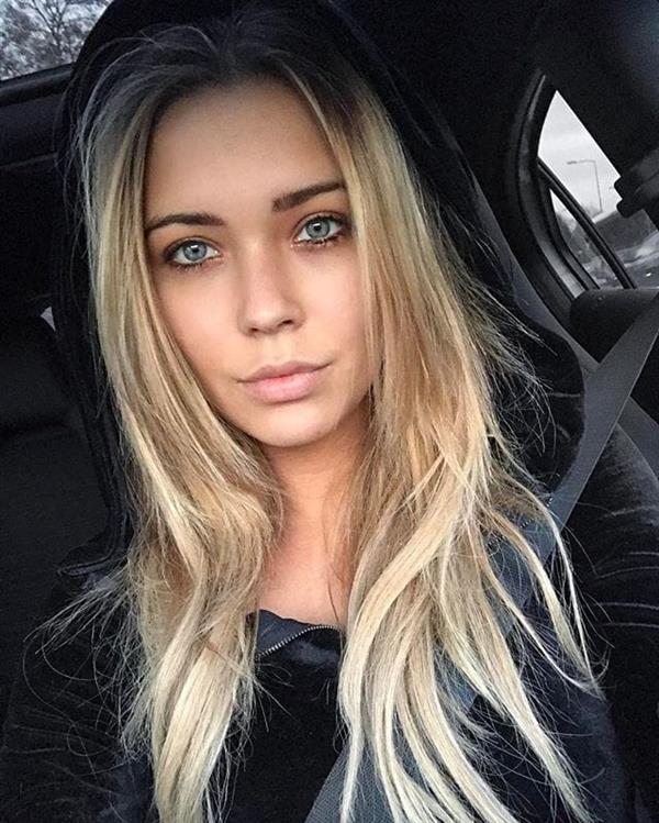 Sandra Kubicka taking a selfie