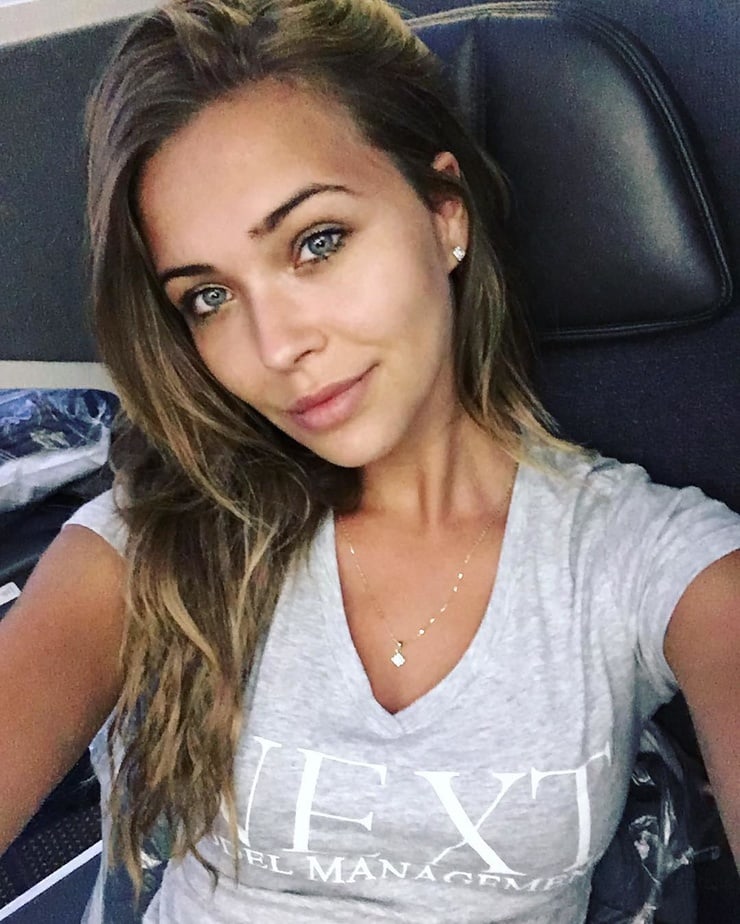 Sandra Kubicka taking a selfie