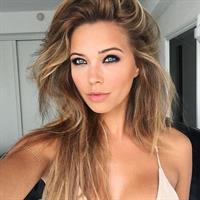Sandra Kubicka taking a selfie