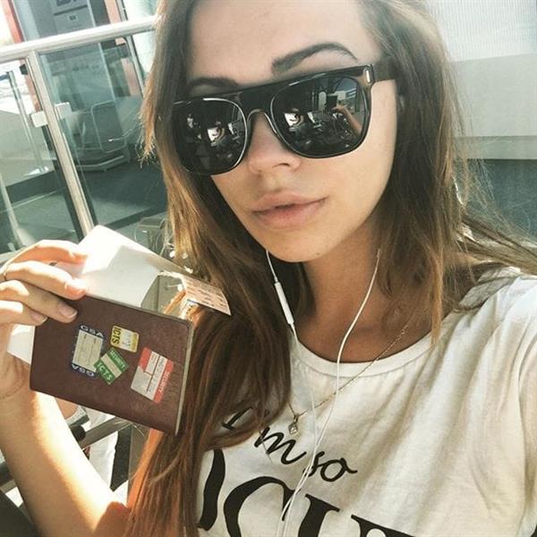 Sandra Kubicka taking a selfie