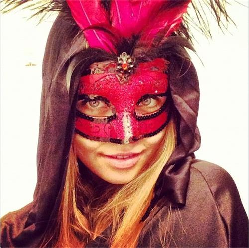 Sandra Kubicka taking a selfie