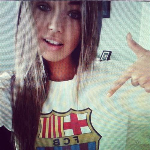 Sandra Kubicka taking a selfie