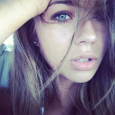 Sandra Kubicka taking a selfie