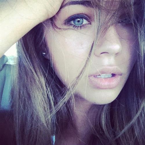 Sandra Kubicka taking a selfie