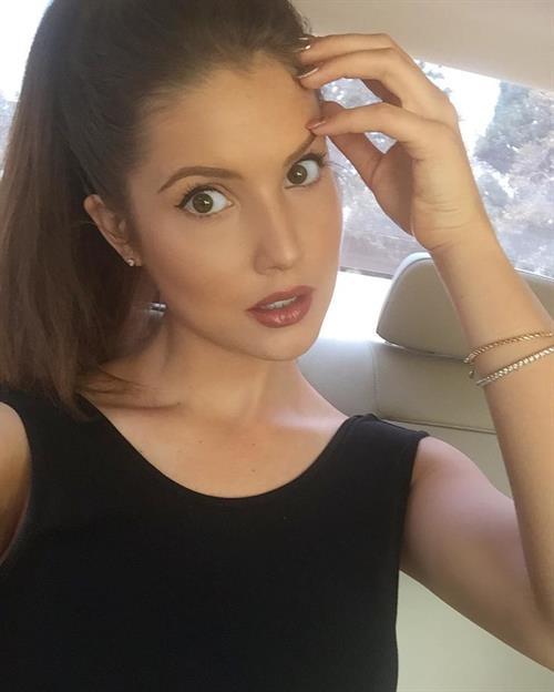 Amanda Cerny taking a selfie