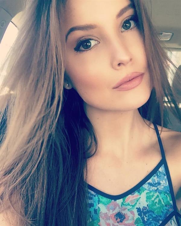 Amanda Cerny taking a selfie