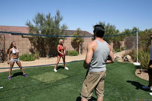 Rachel Roxxx plays volleyball