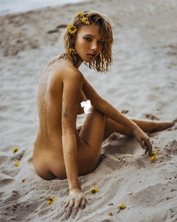 Rachel Yampolsky nude new photo posing fully naked showing her ass but censoring her boobs.







































