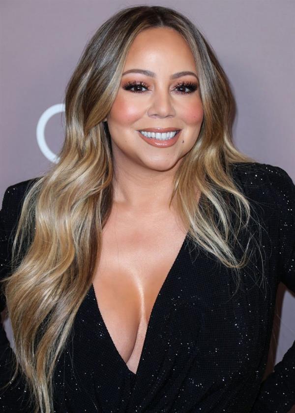 Mariah Carey braless boobs in a sexy black dress showing nice cleavage with her big tits.













