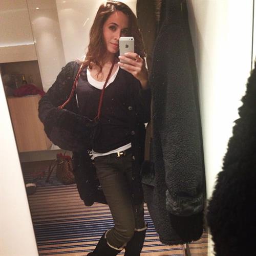 Eliza Dushku taking a selfie