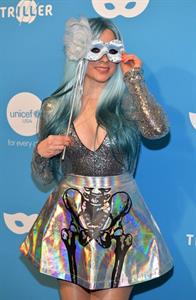 Avril Lavigne in a sexy little miniskirt also braless showing nice cleavage photographed by paparazzi.









