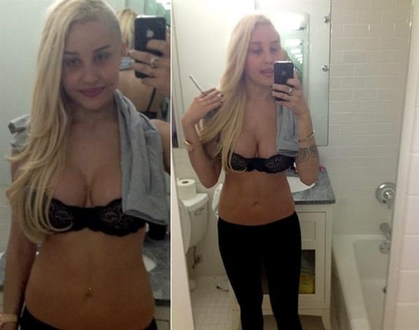 Amanda Bynes in lingerie taking a selfie