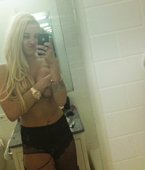 Amanda Bynes taking a selfie