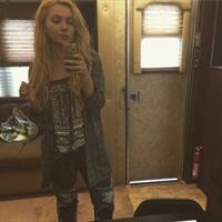 Abigail Breslin taking a selfie