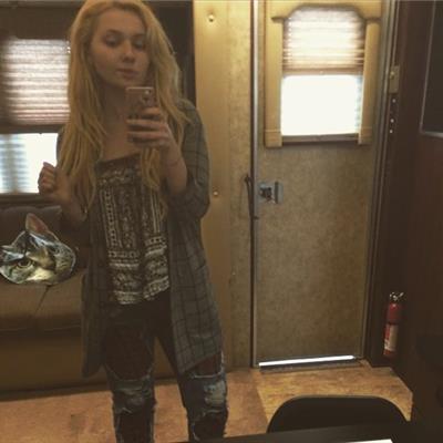 Abigail Breslin taking a selfie