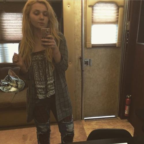 Abigail Breslin taking a selfie