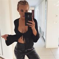 Tammy Hembrow taking a selfie