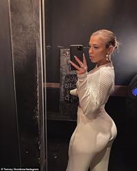 Tammy Hembrow taking a selfie