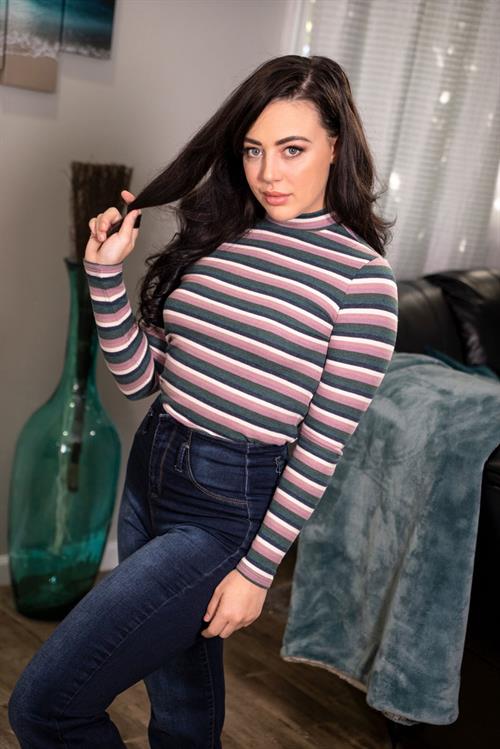 Whitney Wright Strips off her Jeans