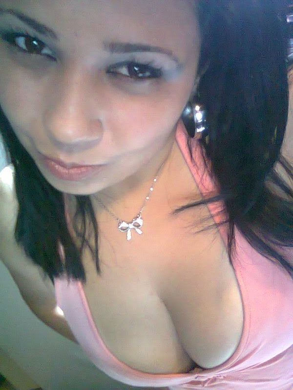 Peituda Safada Selfie Pictures Fernanda (Nickname for Modeling Peituda Safada)
She is a hot brazilian Dancer. 
24yo from Curitiba Brazil