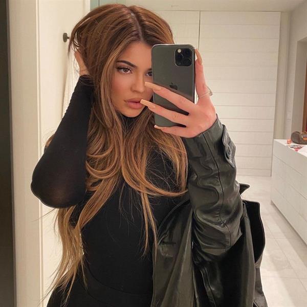 Kylie Jenner new photo showing off her sexy new hair color looking hotter than ever.