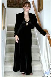 Tall natural milf plays with her pussy on the staircase