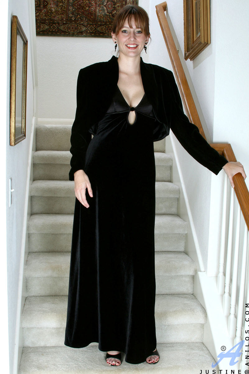 Tall natural milf plays with her pussy on the staircase