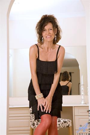 India Nude Pictures Smoking hot granny fucks her pussy with her favorite toy