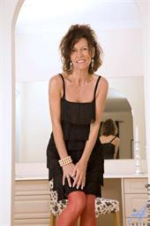 Smoking hot granny fucks her pussy with her favorite toy