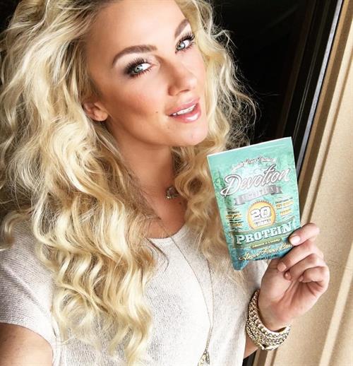 Amber Nichole Miller taking a selfie