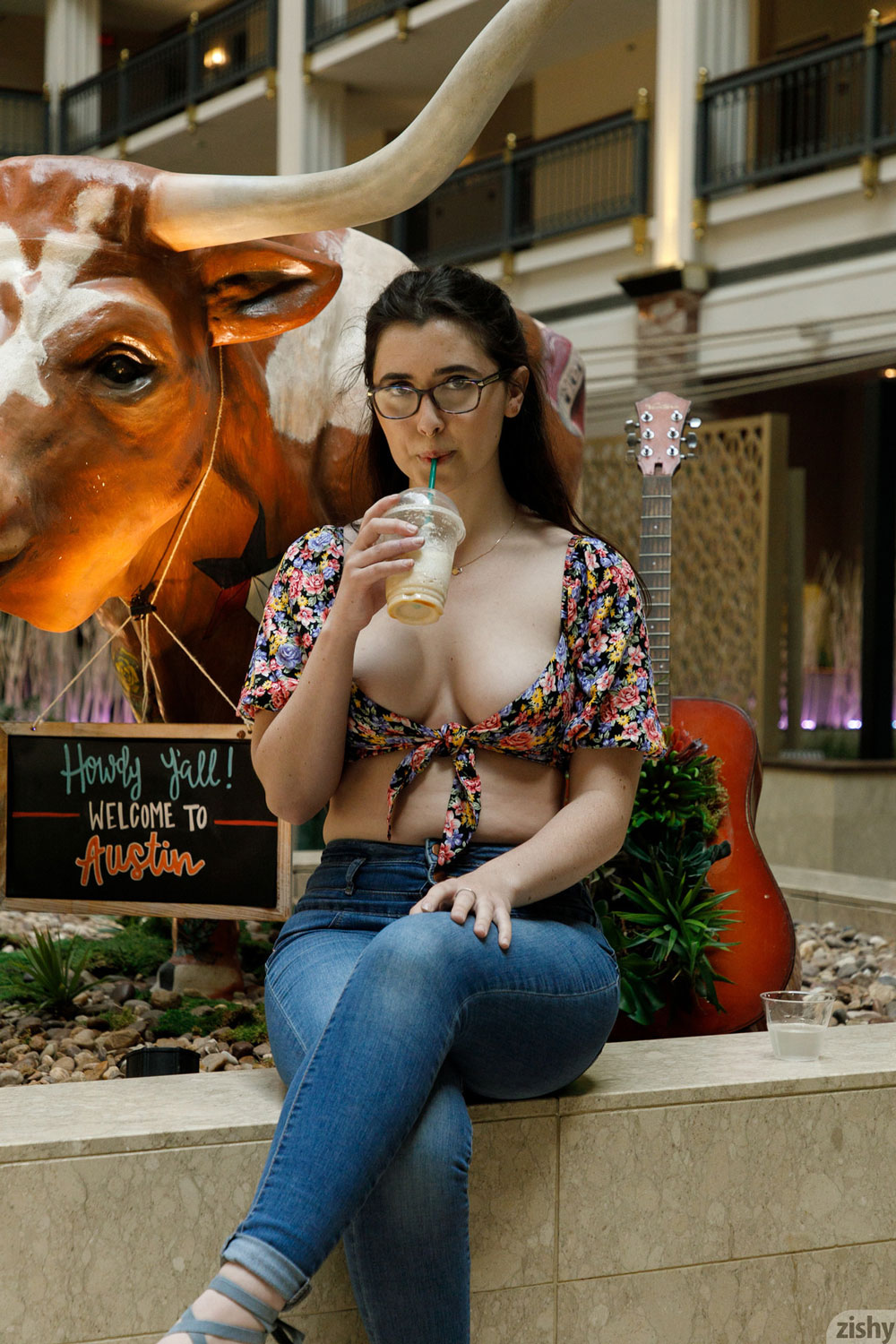 Ophelia Palantine in Jeans