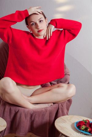 Isabele Pictures Isabele Shows Firm Curves