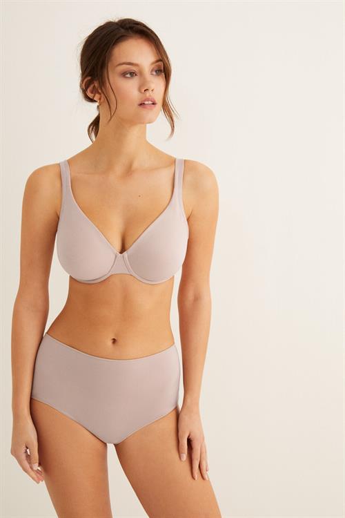 Nicola Cavanis in lingerie