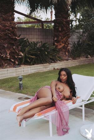 Selene Topless Pictures Curvy Selene