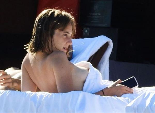 Maya Hawke nude boobs seen by paparazzi as she was caught showing her topless big tits while tanning in Venice.
