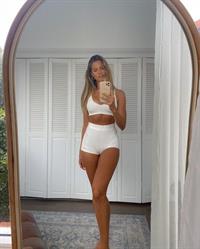 Natalie Jayne Roser taking a selfie