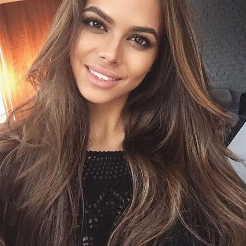 Viktoria Odintsova taking a selfie