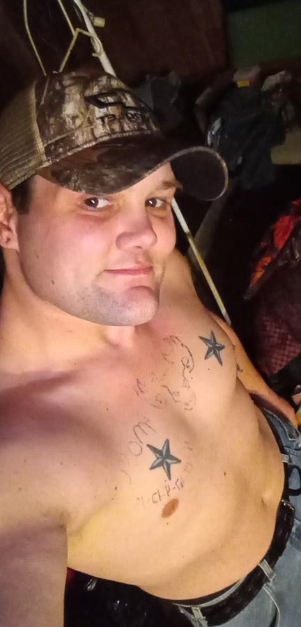 I'm a very horny single country boy ready to bang a babes beautiful body