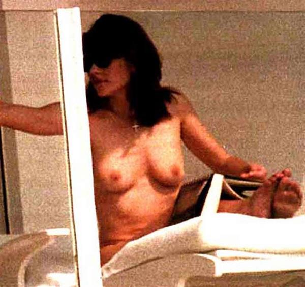 Elizabeth Hurley - breasts