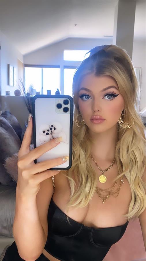 Loren Gray taking a selfie