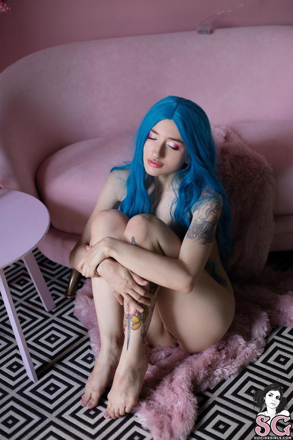 Unita Suicide Girl