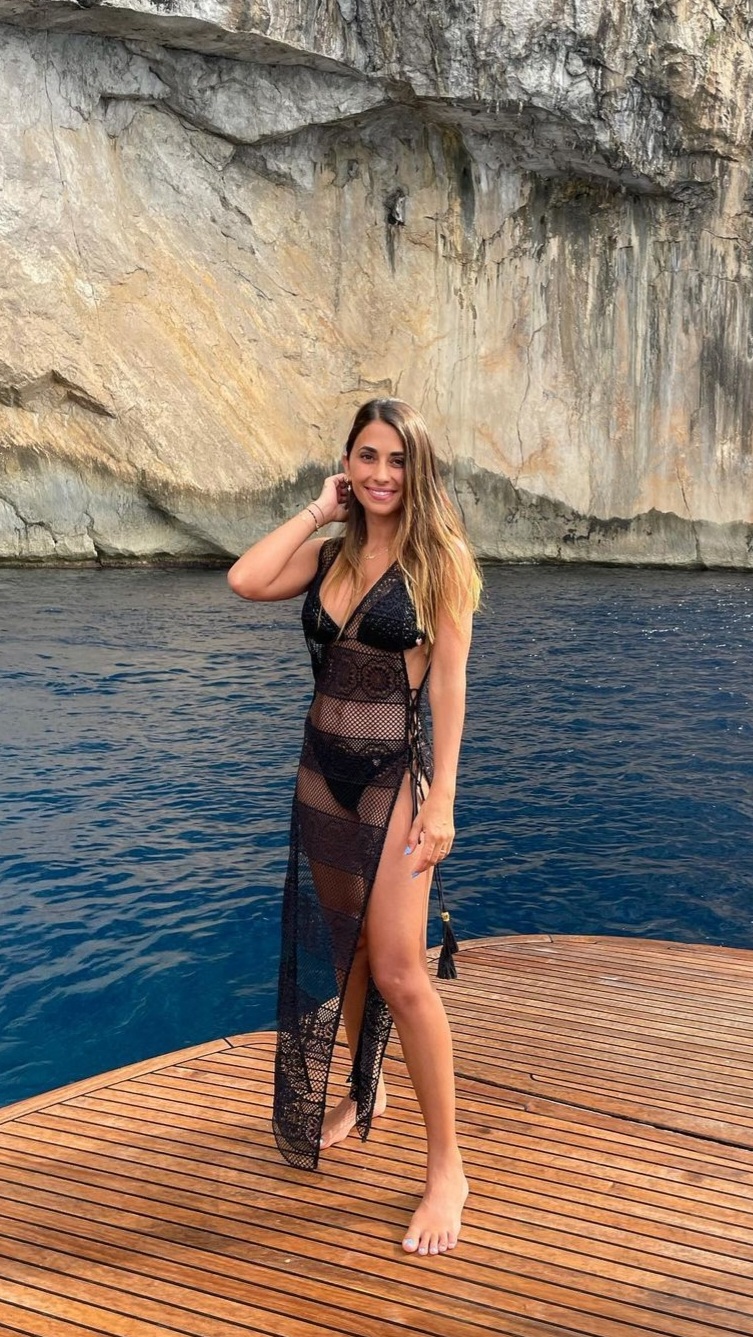 Lionel Messi's wife : Antonela Roccuzzo