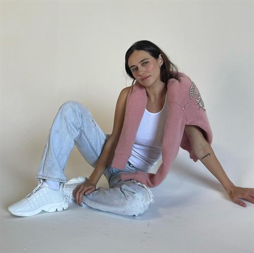 Devon Lee Carlson Pictures Devon Lee Carlson