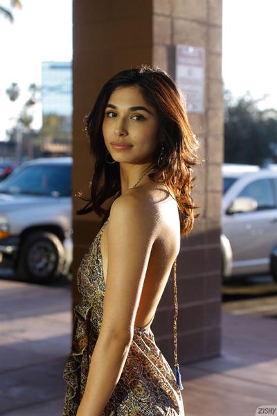 Reina Rena Spreads in the Backseat