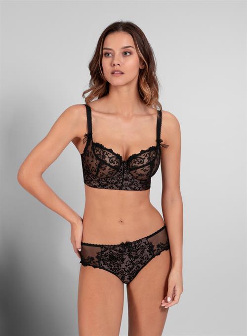 Nicola Cavanis in lingerie