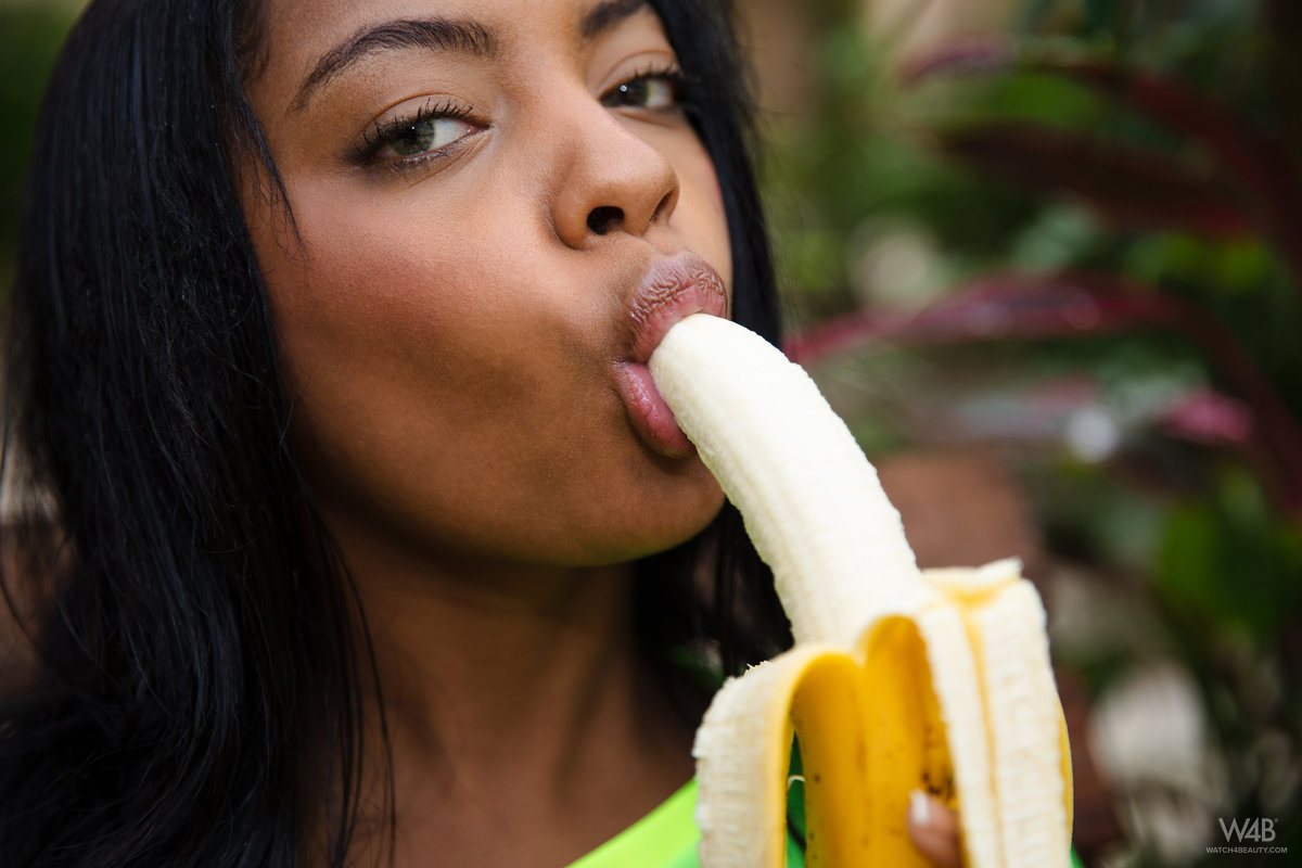 Sofi Vega: Sweet Papaya