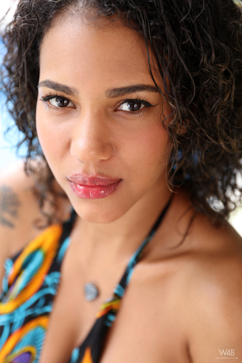 Abril: Relax By The Pool