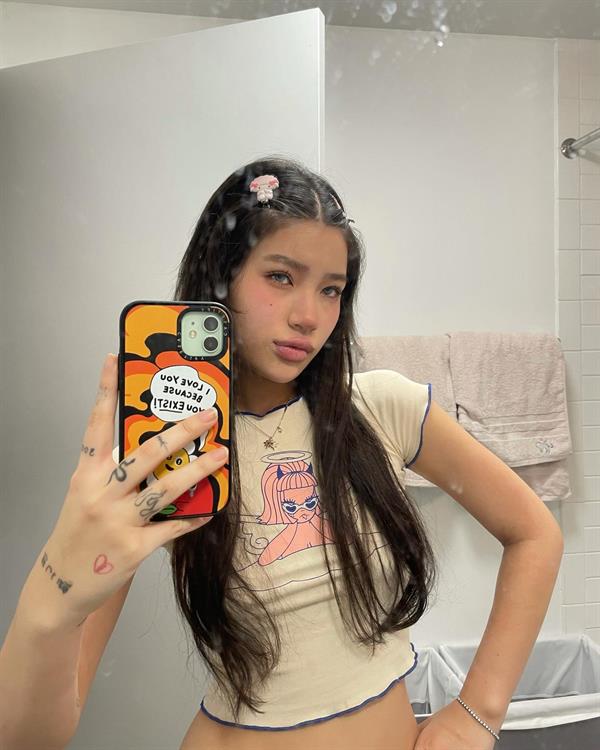 Hannah Kim taking a selfie