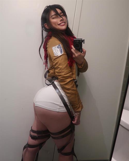 Hannah Kim taking a selfie